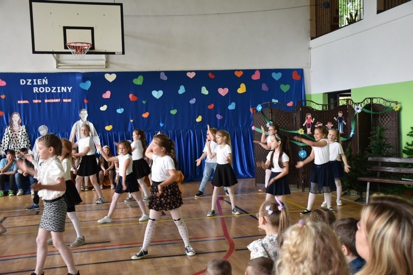 Uczniowie tańczą w przedstawieniu z okazji Dnia Rodziny