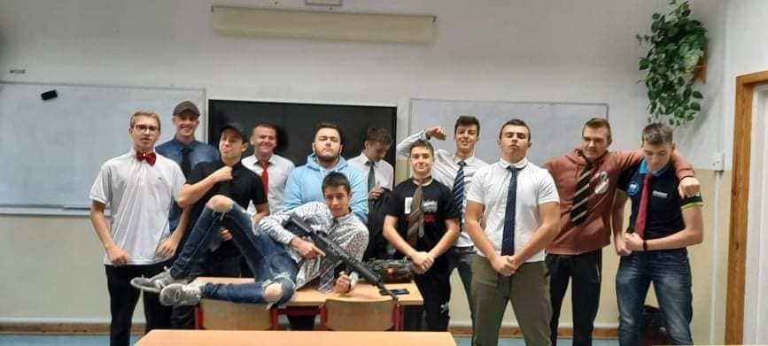 Chłopcy z ZS Karczew w krawatach
