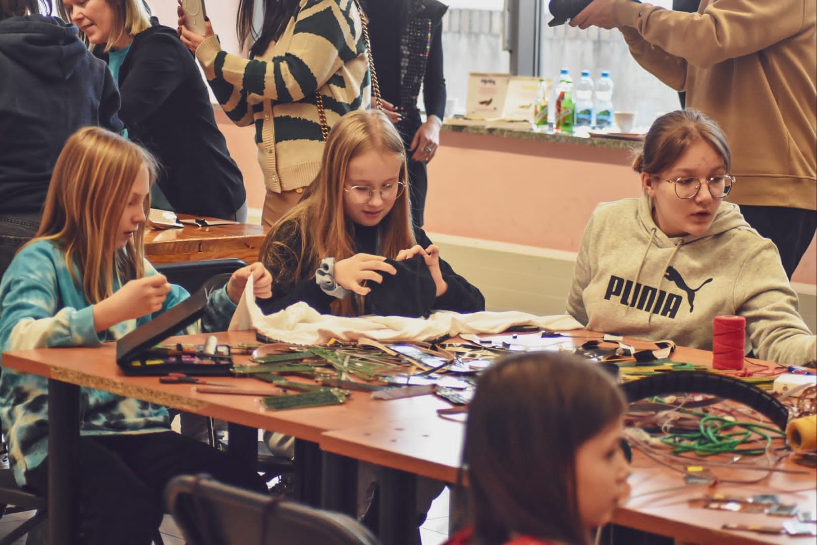 Uczniowie Szkoły Podstawowej Nr 2 im. M. Kopernika w Olecku podczas warsztatów "Moda na recykling"