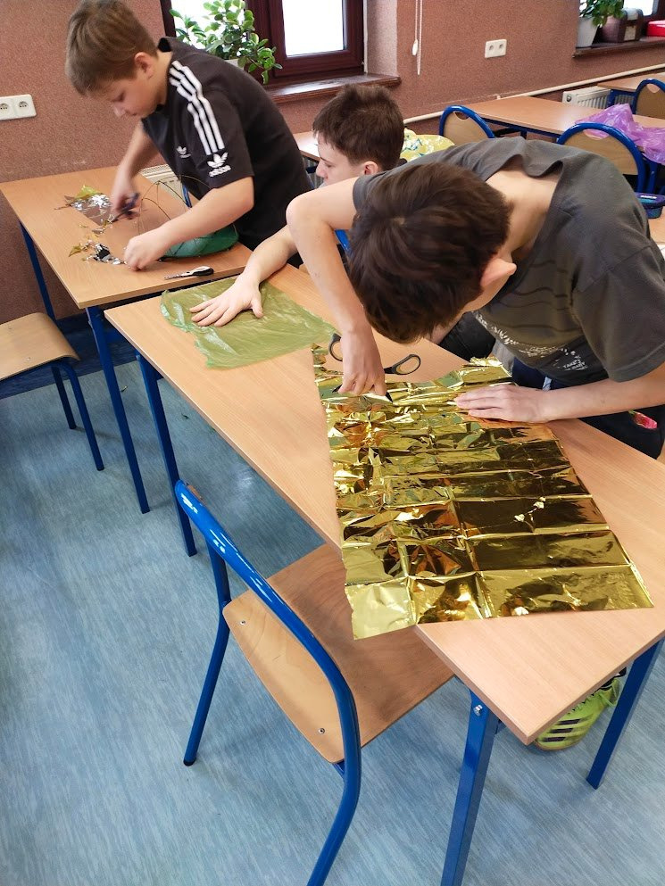 Budowanie spadochronów przez uczniów