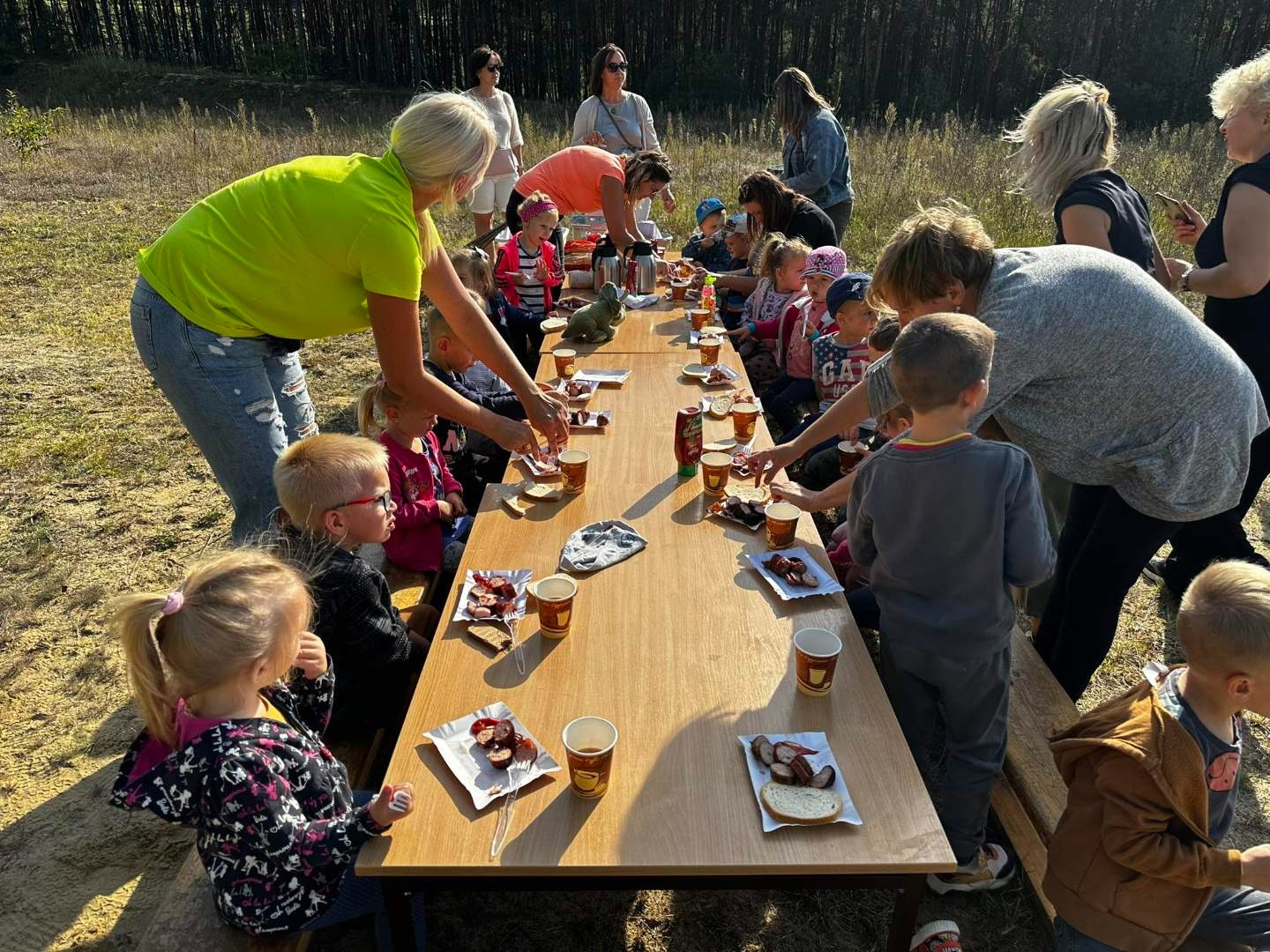 Poczęstunek - przedszkolaki jedzą kiełbaski