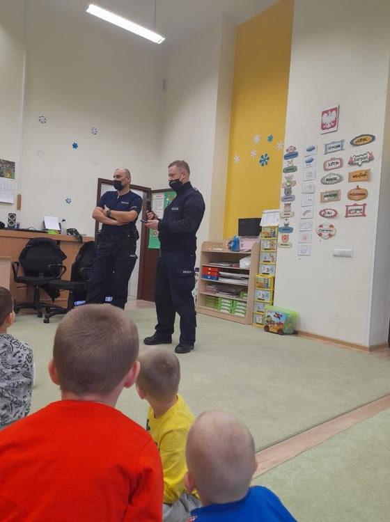 Policjanci z wizytą w przedszkolu w Nasutowie - Obrazek 3