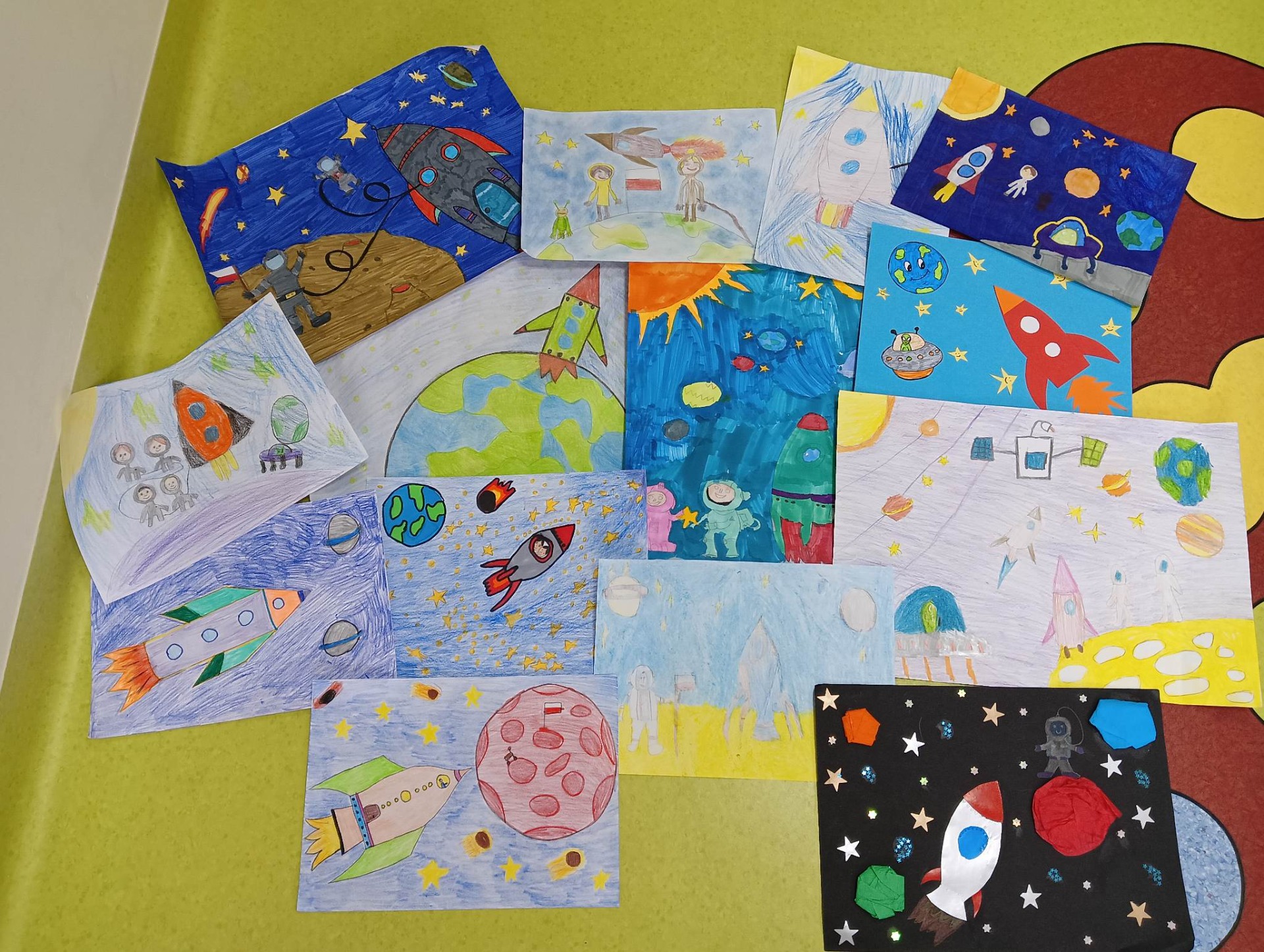 Prace plastyczne "Moja kosmiczna przygoda" wykonane przez uczniów i rodziców