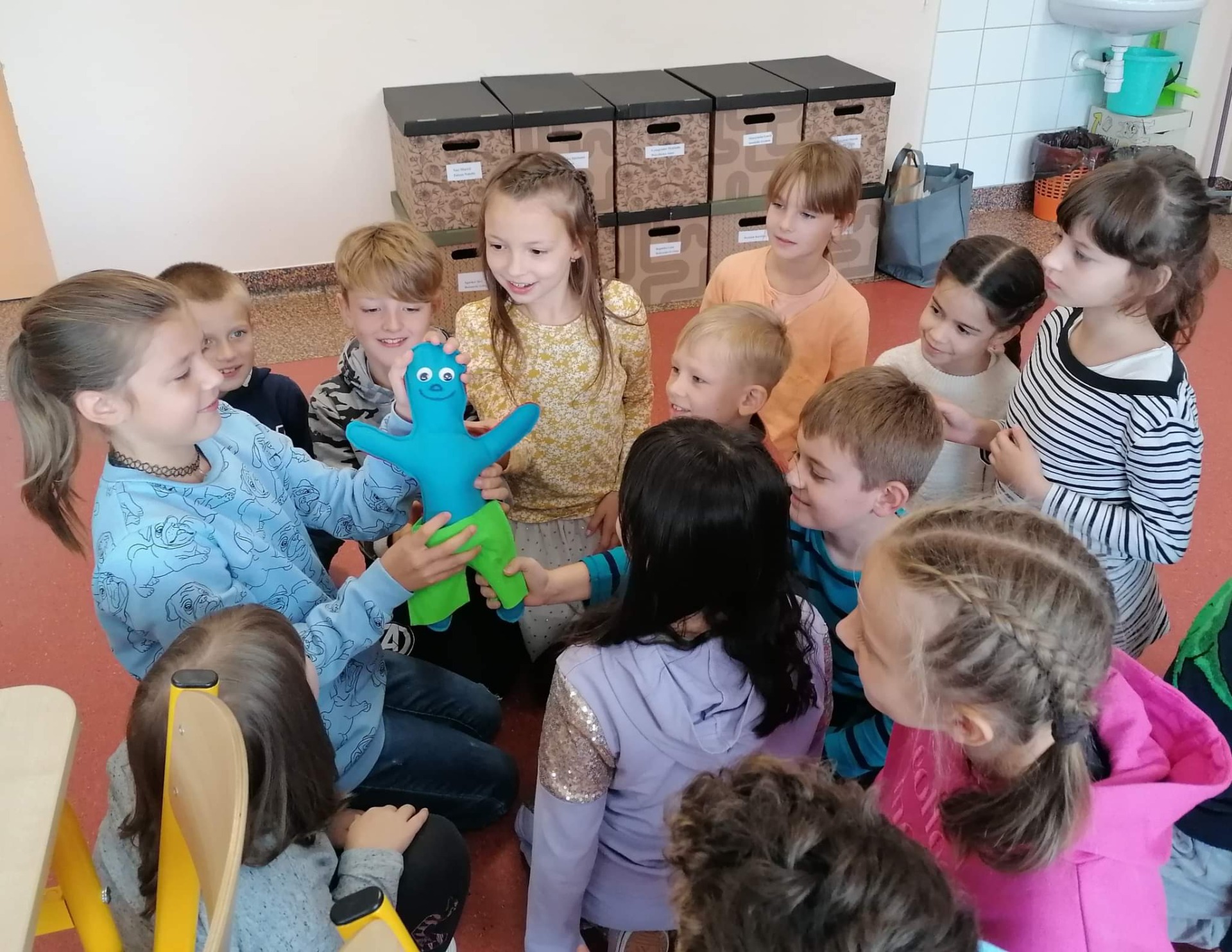 Spotkanie uczniów klasy 2 D z autorką bajek dla dzieci Panią Weroniką Zambrzycką☺️ - Obrazek 2