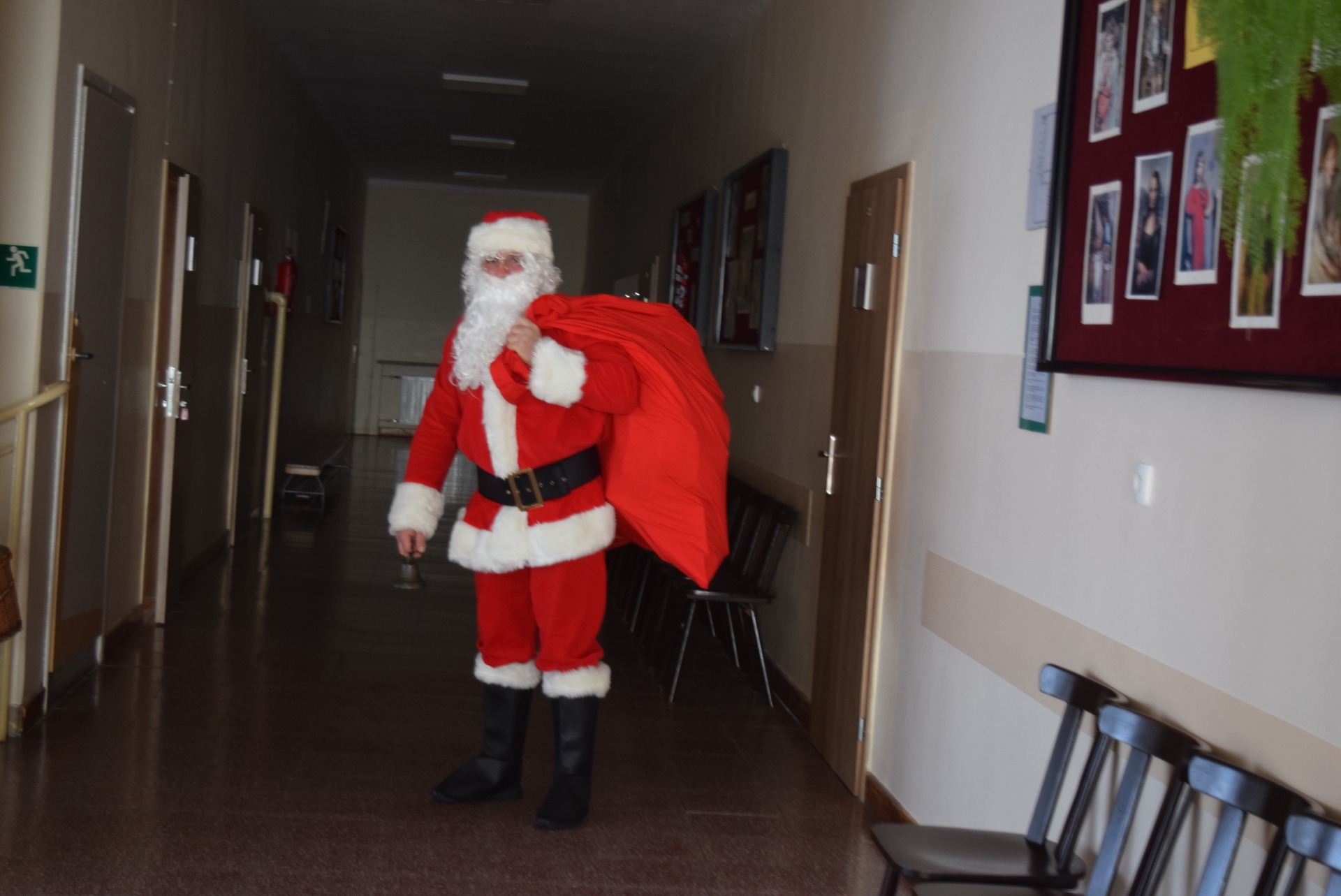 Mikołaj z wizytą w szkole  - Obrazek 3