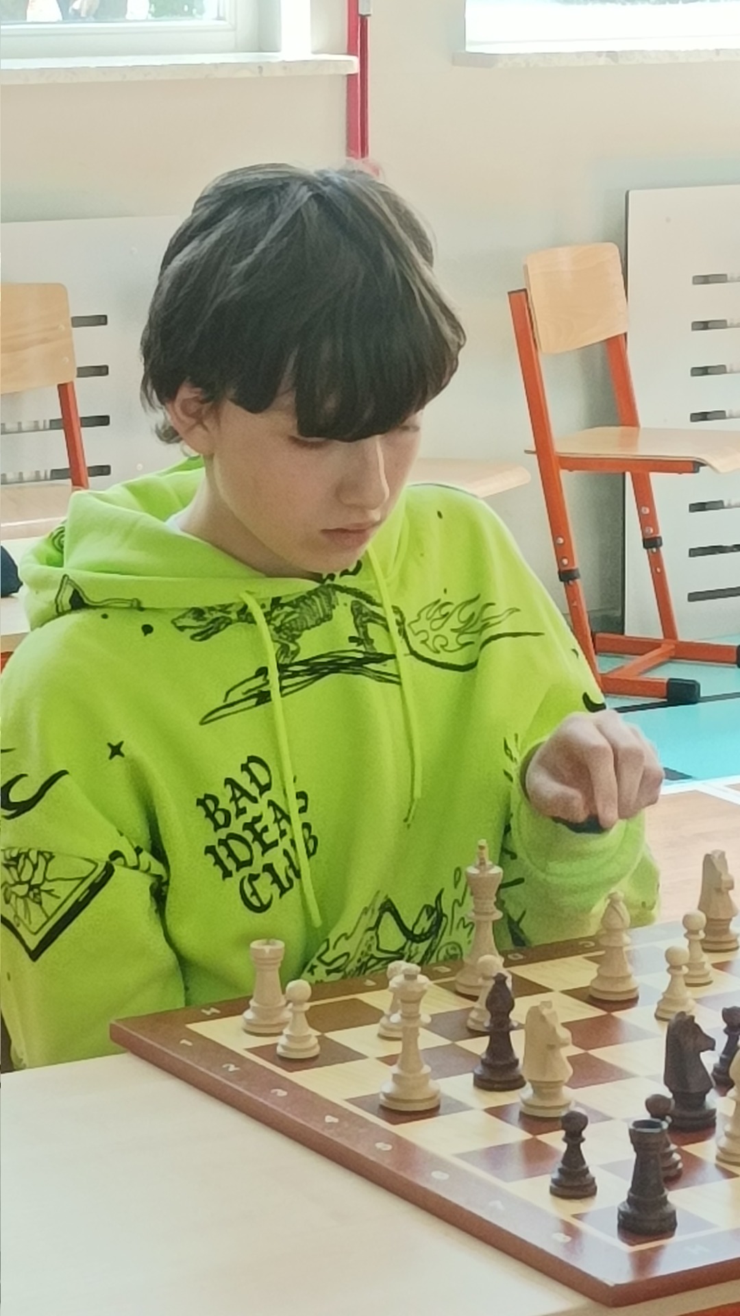 Uczeń rozgrywający partię w szachy.