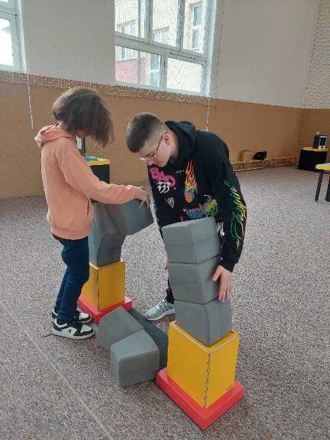 Warsztaty interaktywne w Szkole Podstawowej w Kurdwanowie - mobilna wystawa Centrum Nauki Kopernik „O matmo!” - Obrazek 5