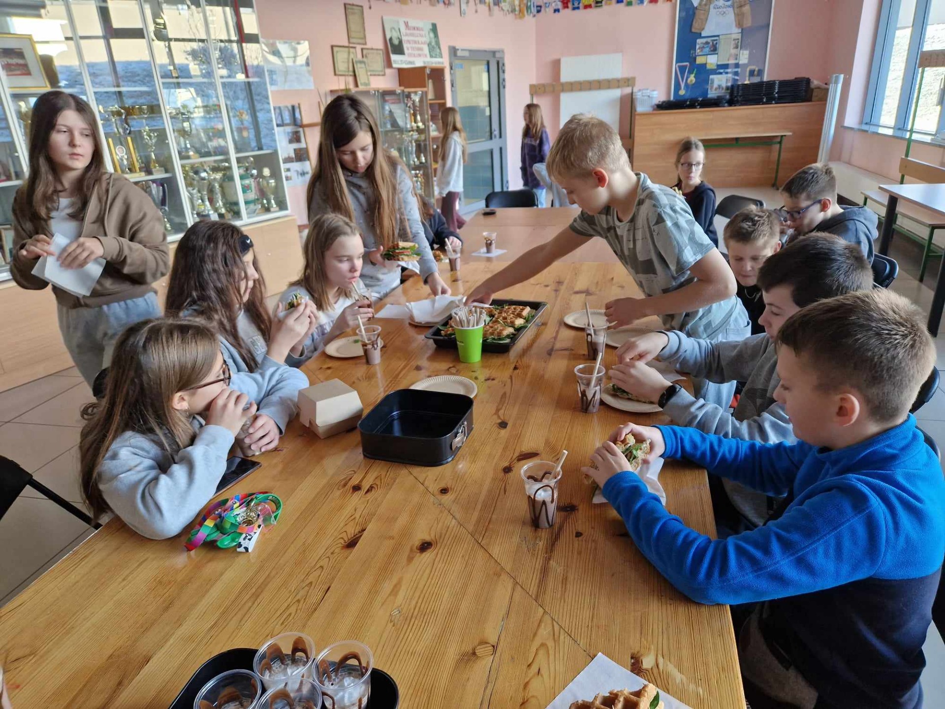 Uczniowie Szkoły Podstawowej Nr 2 im. Mikołaja Kopernika  w Olecku podczas warsztatów na temat zdrowego odżywiania się
