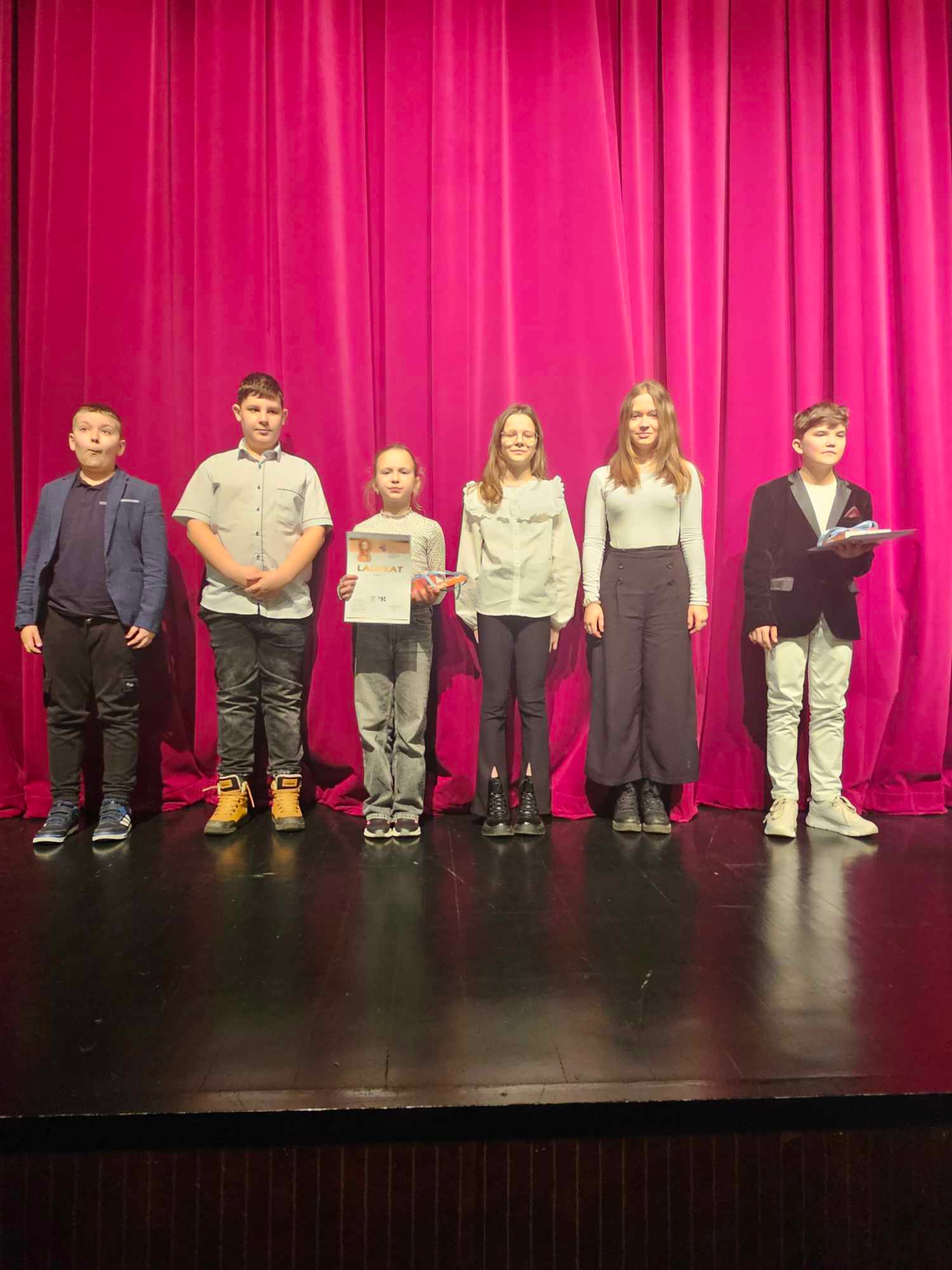 Uczestnicy  Małego Konkursu Recytatorskiego z dyplomami na scenie Pyrzyckiego Domu Kultury.