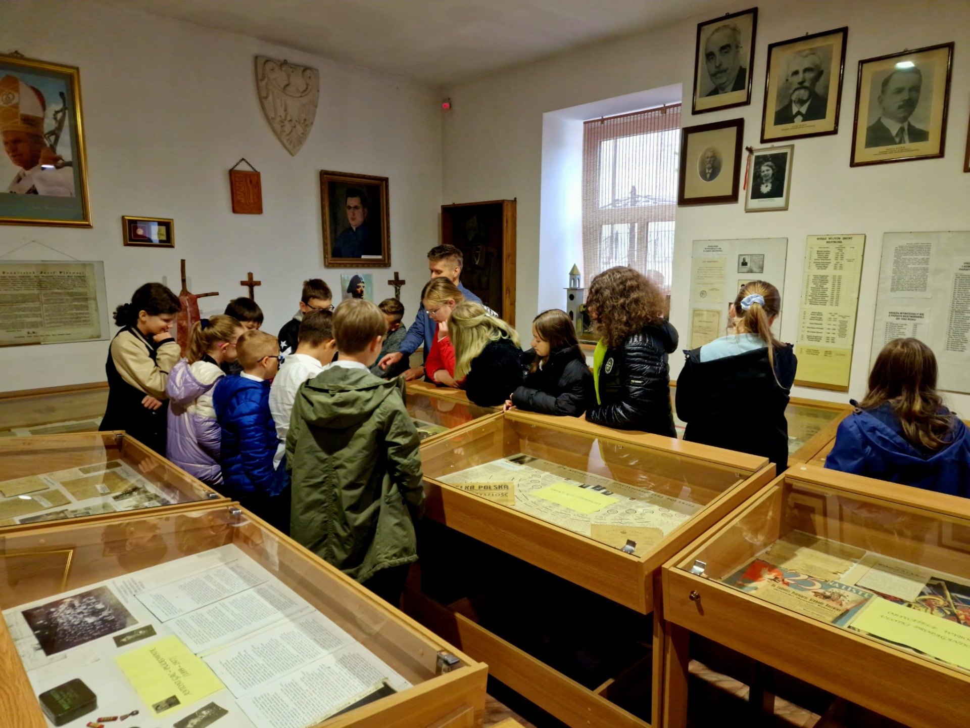 Uczniowie w muzeum pomiędzy gablotami