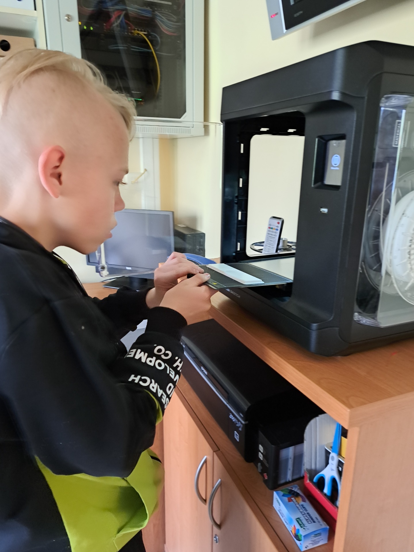 Adam podczas obsługi drukarki 3D