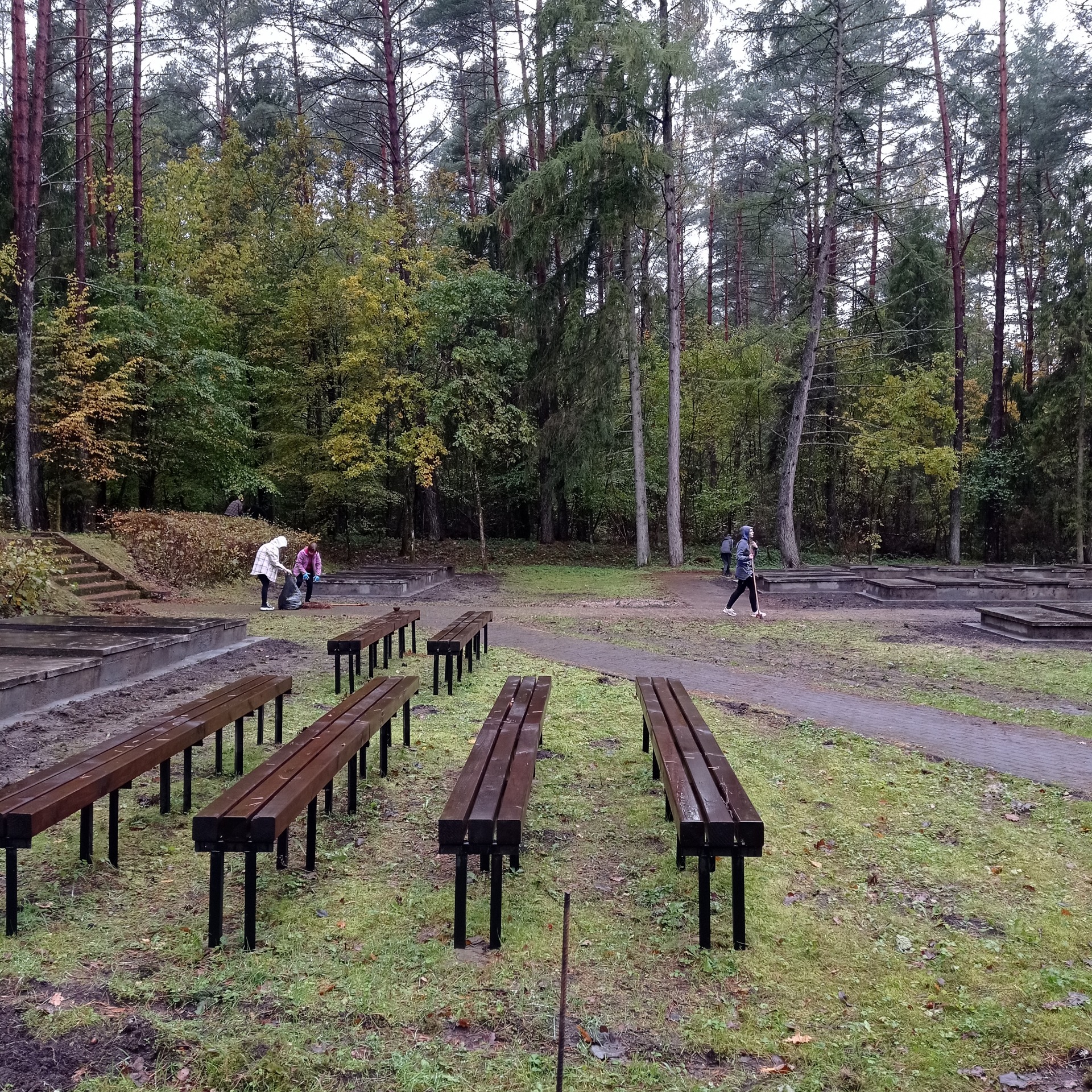 Sprzątanie cmentarza w Rybnie - klasy 7a i 8b - 26.10.2023 - Obrazek 6