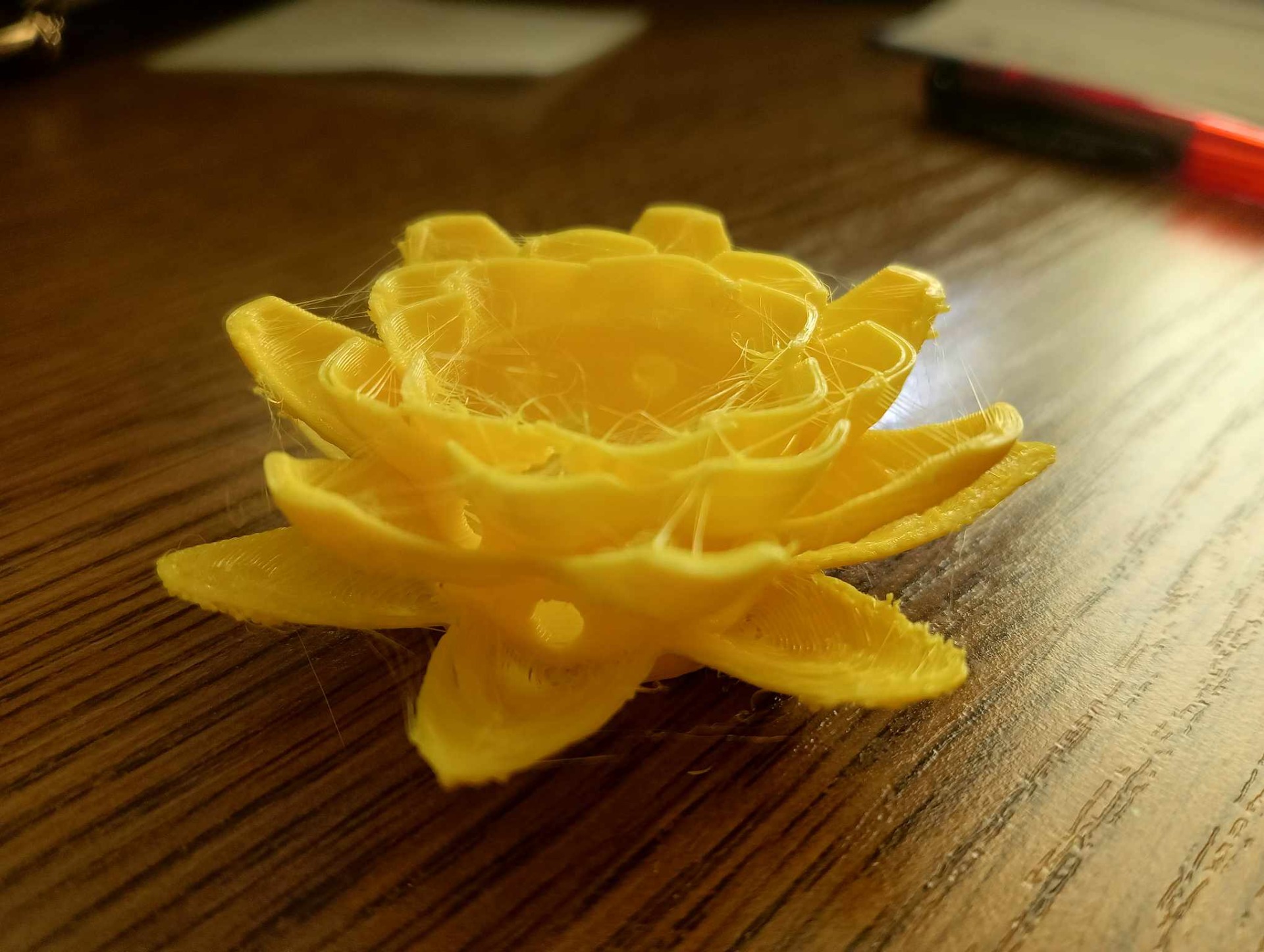 Żółty kwiat wydrukowany na drukarce 3D
