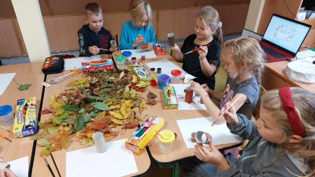 Jesienna kreatywność uczniów klasy II na lekcji bibliotecznej - Obrazek 2
