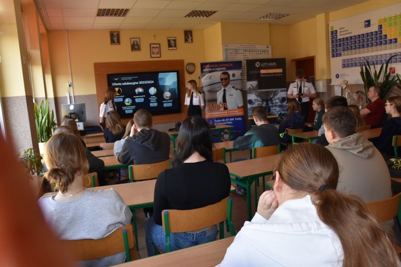 Ósmoklasiści w sali lekcyjnej słuchają prezentacji przedstawicieli CSL Technikum Lotniczego w Nagoszewie 