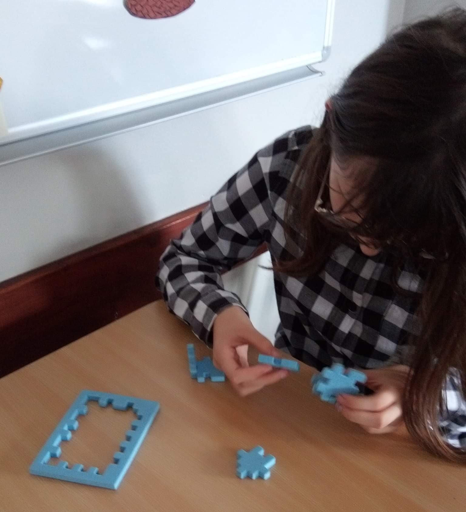 Klasa 4 zajęcia rozwijające z matematyki zaczęła od ulubionej zabawy układania kostek ❤️🎲😊😊🥰 - Obrazek 1