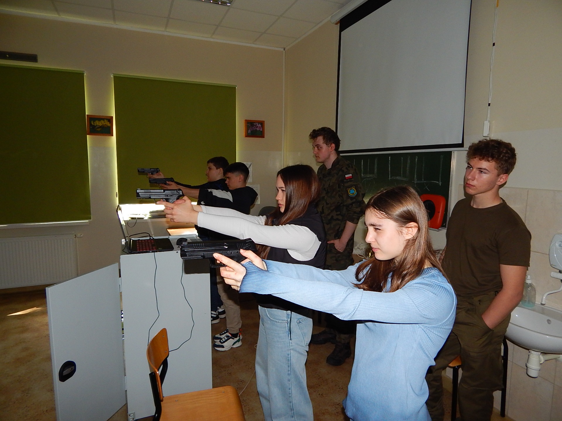 Uczniowie klasy 8a SP Nr 2 im. M. Kopernika w Olecku podczas Dania Otwartego ZSLiZ