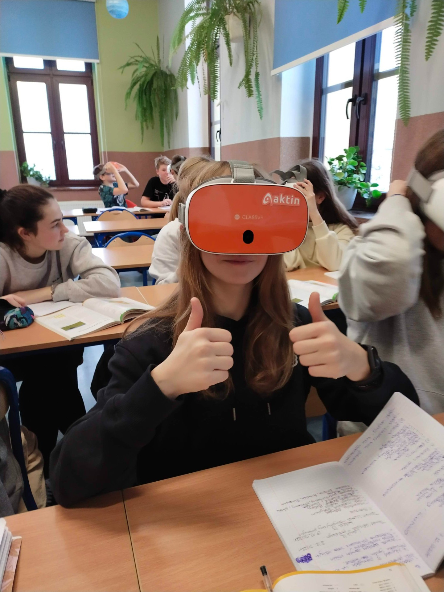 Uczniowie z goglami VR 1