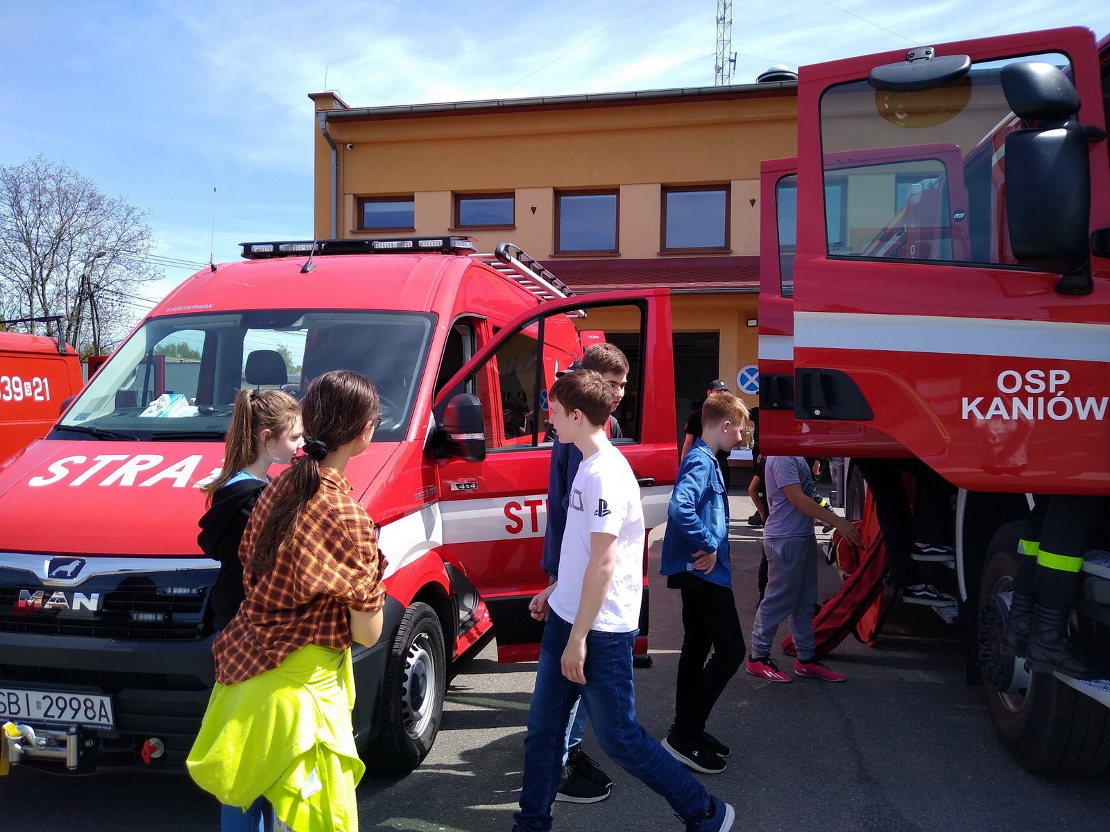 Uczniowie oglądają wóz strażacki OSP Kaniów 