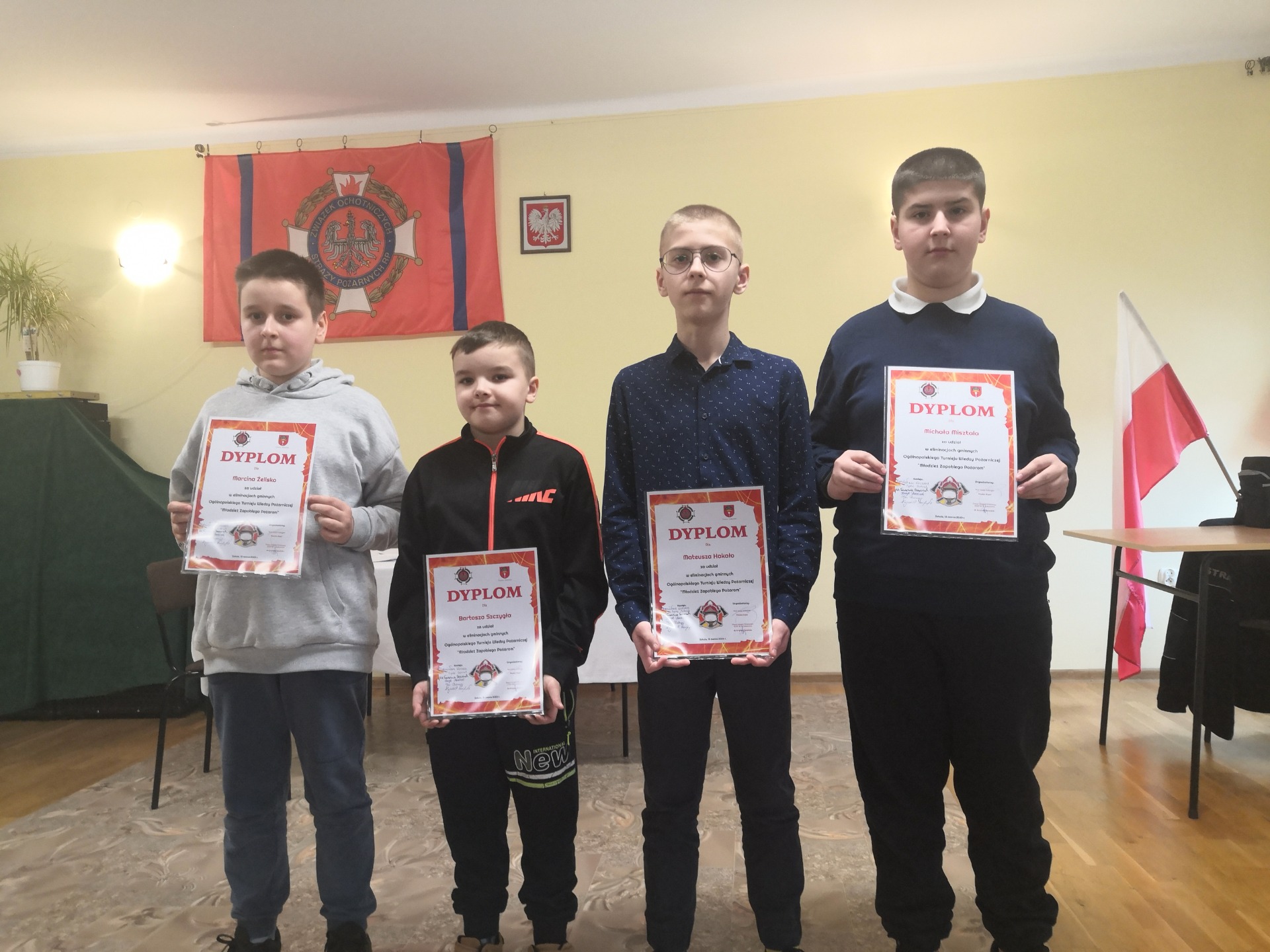 Uczestnicy Ogólnopolskiego Turnieju Wiedzy Pożarniczej „Młodzież Zapobiega Pożarom” z dyplomami
