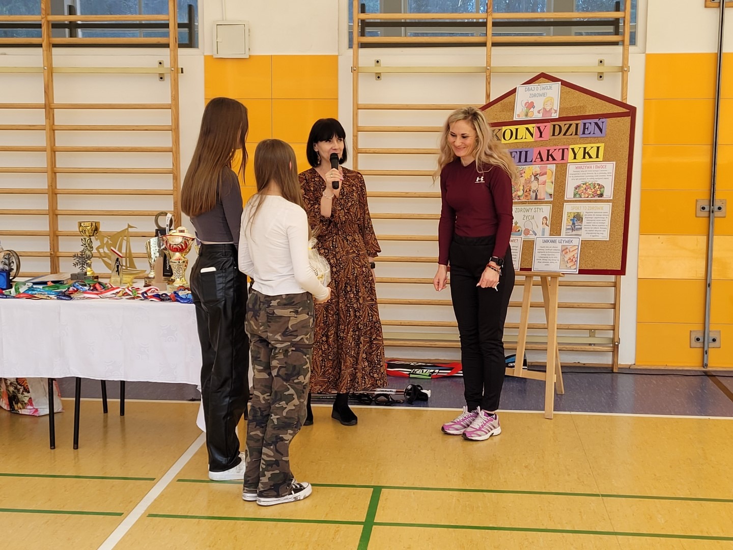 Szkolne Dni Profilaktyki uczniowie spotkali się w hali gimnastycznej z panią Małgorzatą Kubiszyn