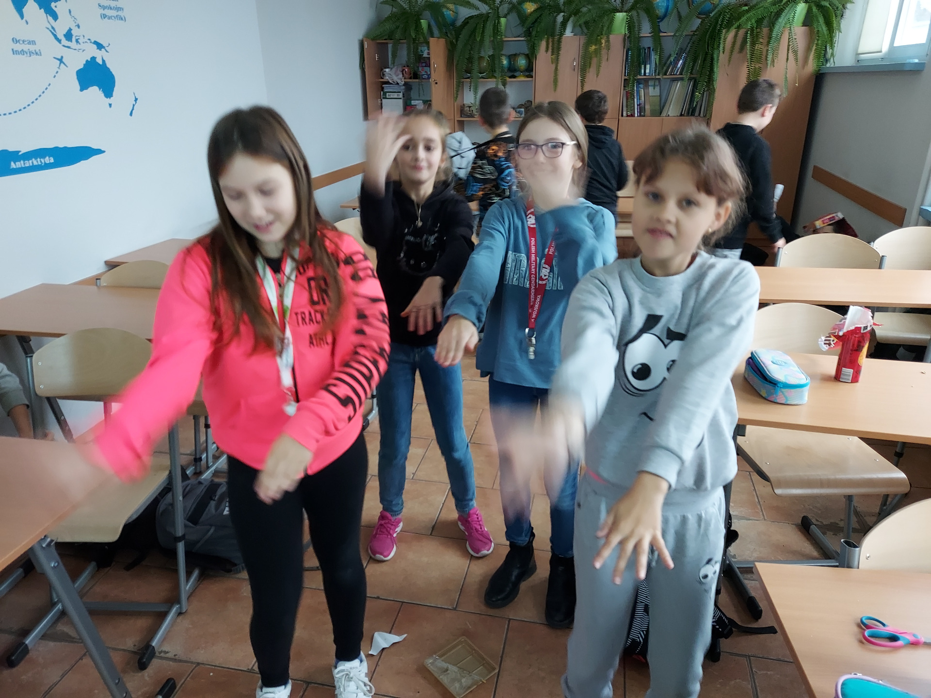 Uczniowie tańczą w sali lekcyjnej