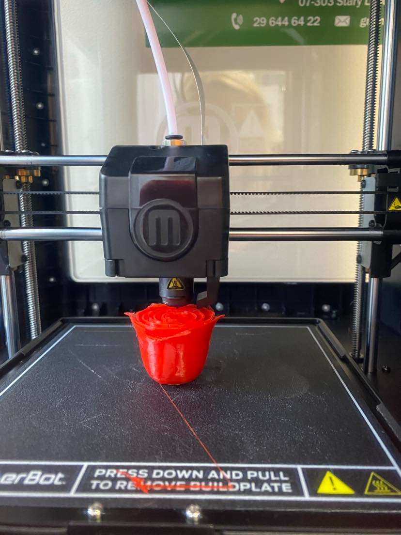Drukarka 3D w czasie drukowania czerwonej róży