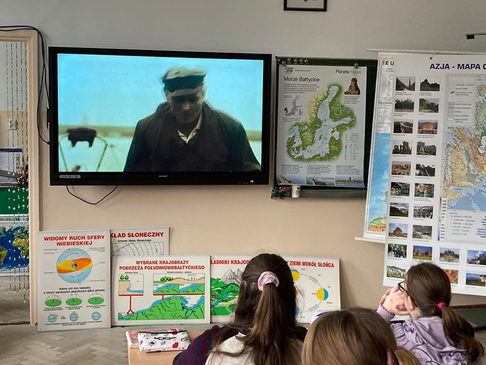 Uczniowie podczas lekcji geografii oglądają film o życiu Leonida Teligi.