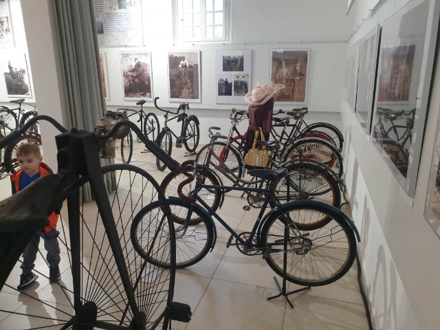 Przedszkolaki na wystawie zabytkowych rowerów w Kolbuszowej - Obrazek 1