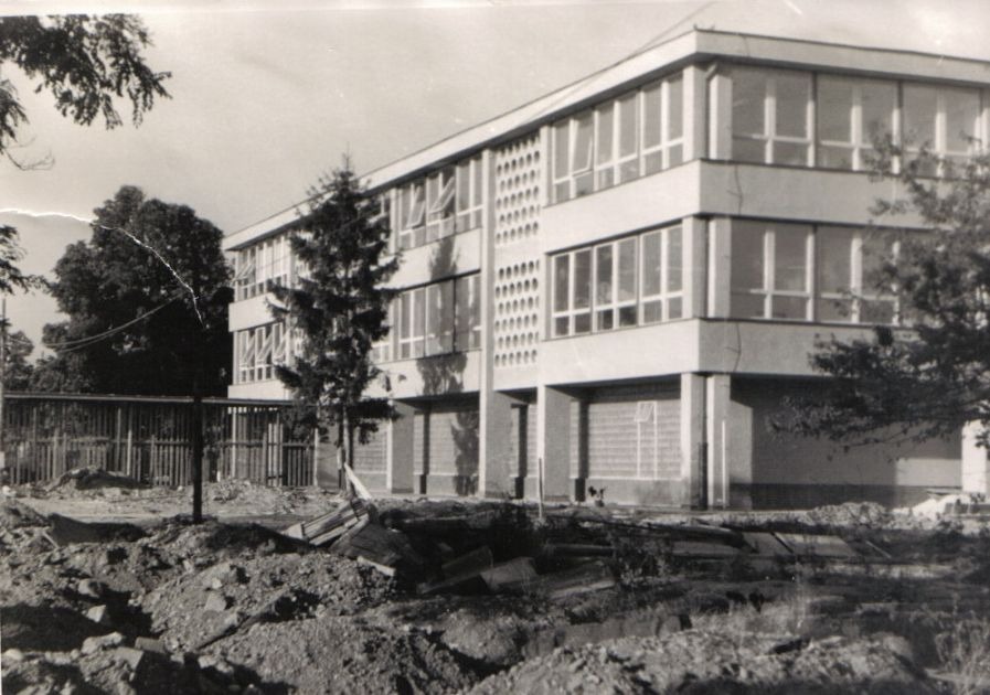 Budova ZŠ E.Thälmanna pred otvorením v roku 1961.