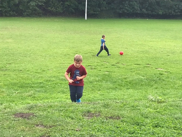 Dwaj chłopcy graja w piłke nożna