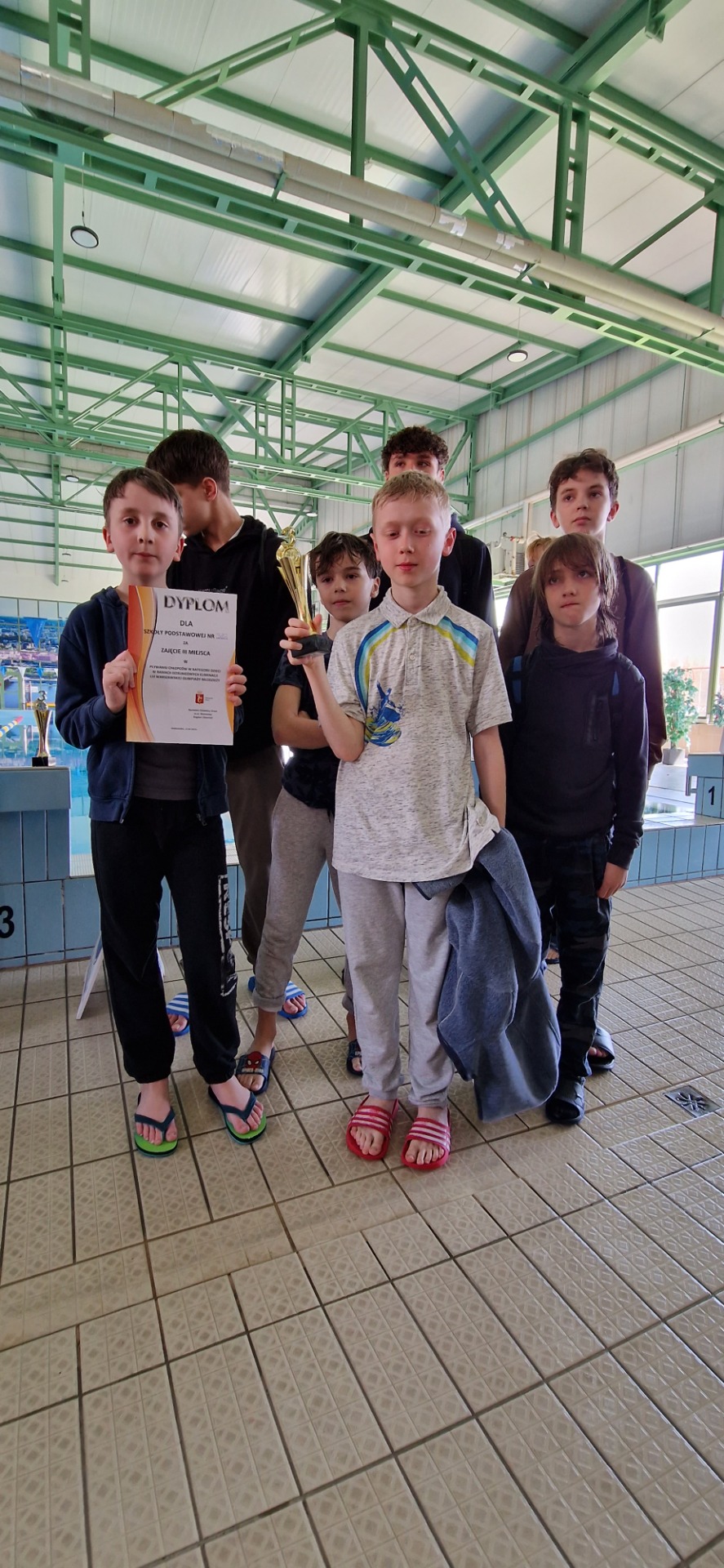 Sukces naszych uczniów w Mistrzostwach Dzielnicy w Pływaniu - Obrazek 4