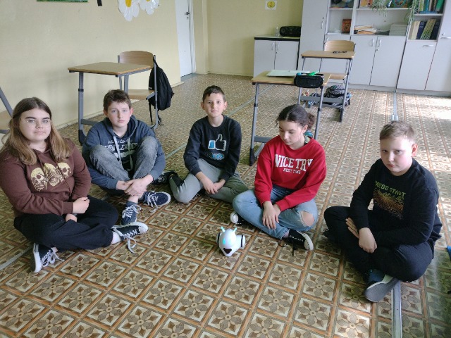 Fot. Agnieszka Koper
Dzieci siedzące na podłodze obok robot Photon. 