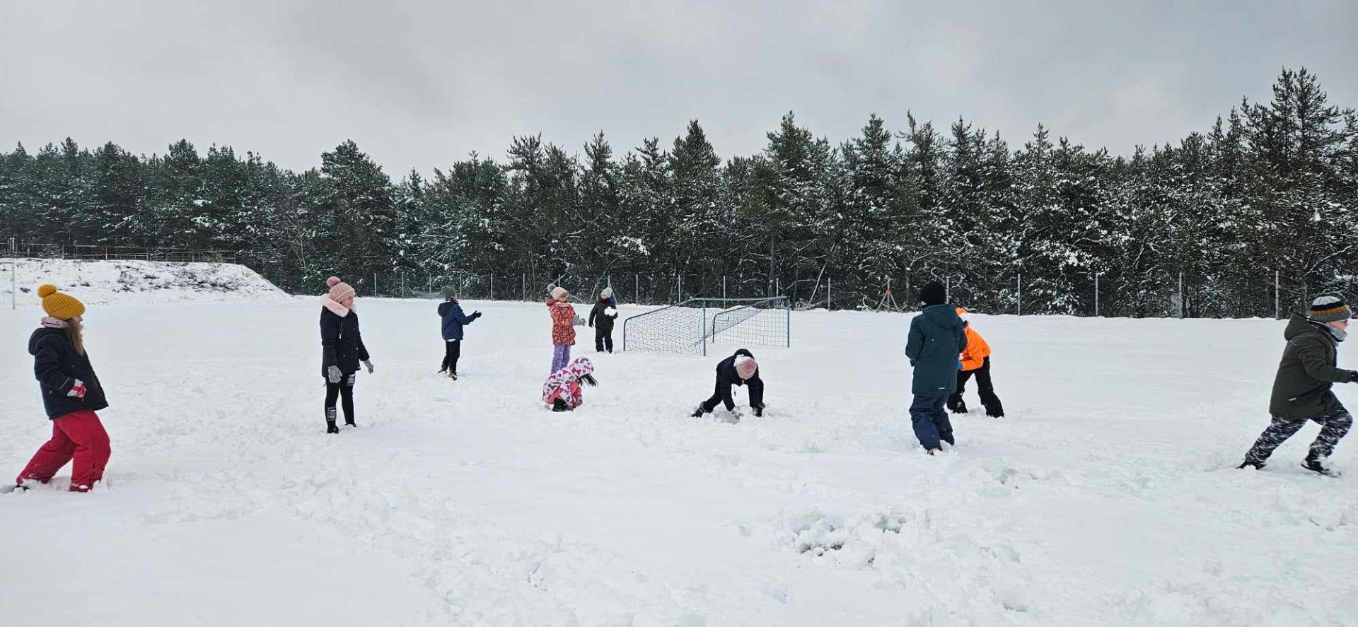 Zabawy na śniegu - uczniowie klasy III
