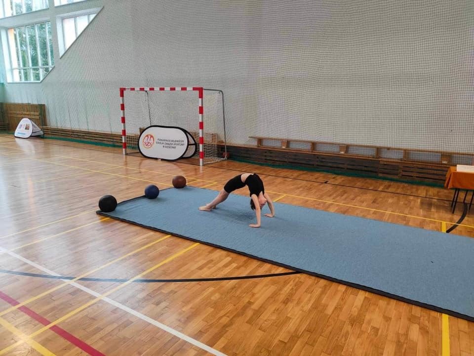 Uczennica SP7 podczas wykonywania ćwiczenia na Finale Wojewódzkich Igrzysk Dzieci w Gimnastyce. 