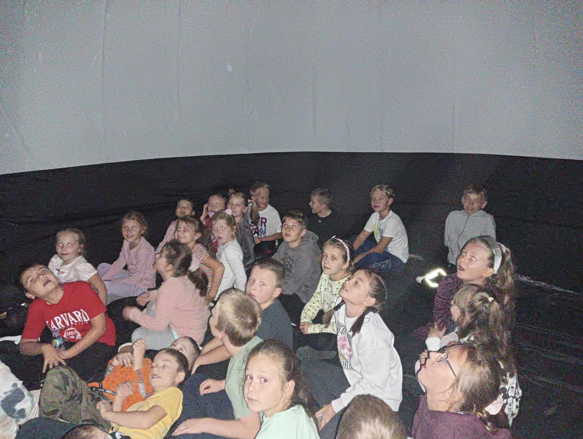 Uczniowie klasy I-III podczas zajęć w planetarium.