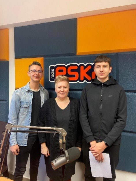 Aleksandra Zagroba wraz z uczniami podczas wywiadu w radio ESKA