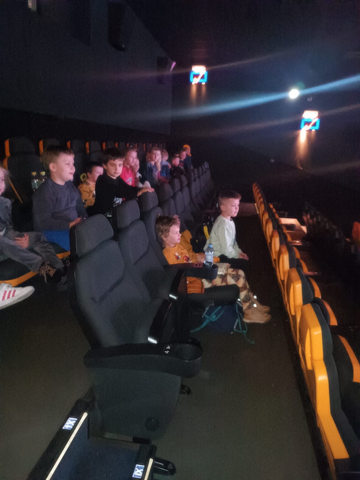 20 grudnia klasa 0b udała się do kina Helios w Bydgoszczy.🤩Dzieci obejrzały film pt. „Życzenie”.  W kinie spotkała je miła niespodzianka.🤩 - Obrazek 3