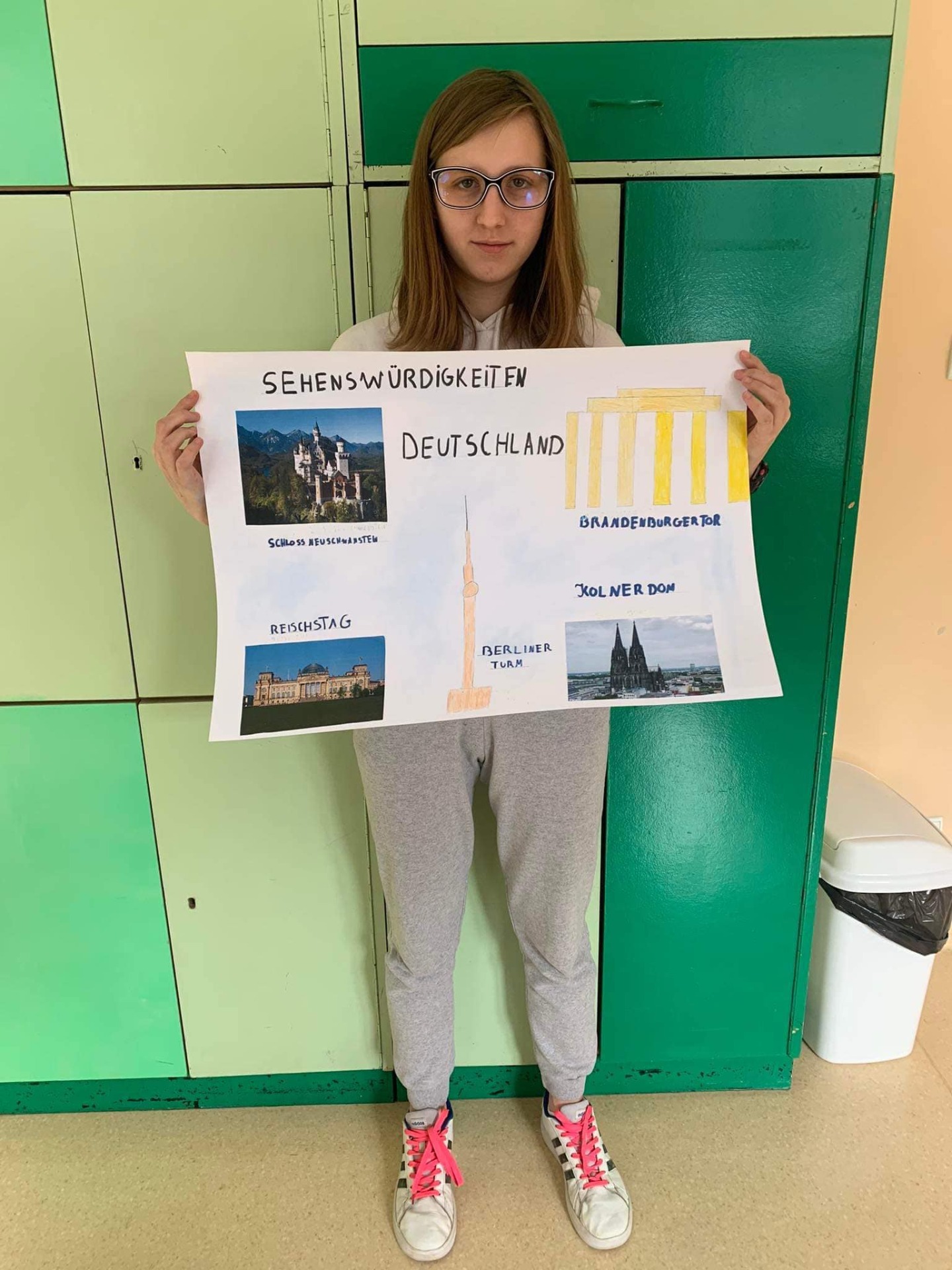 Julia wraz z wykonanym przez siebie plakatem dotyczącym zabytków wartych zobaczenia w Niemczech.